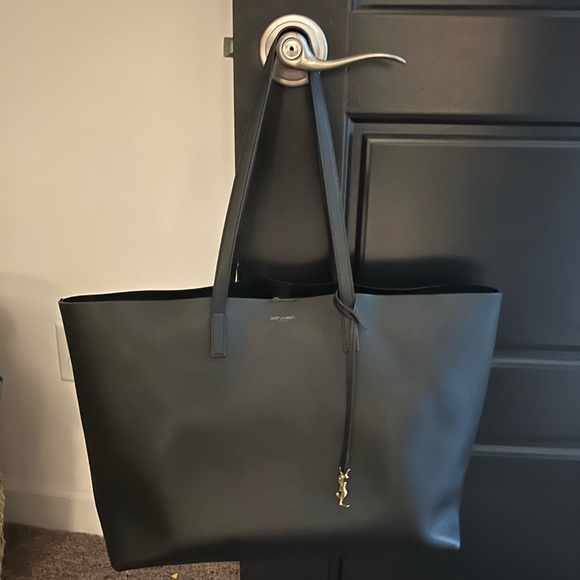 Yves Saint Laurent Handbags - Yves Saint Laurent Black Leather Tote